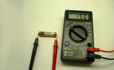 Как проверять батарейки мультиметром