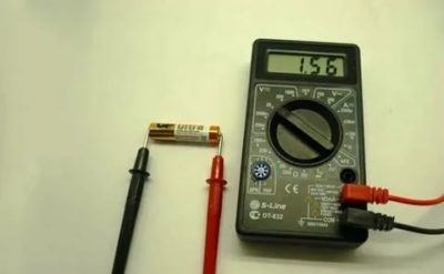 Как измерить напряжение на батарейке