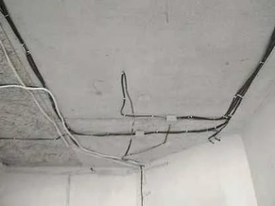 Можно ли делать проводку по потолку