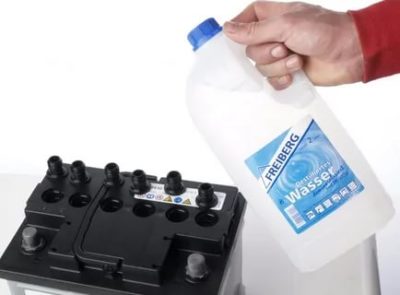 Можно ли доливать дистиллированную воду в аккумулятор