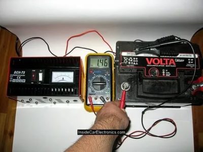Сколько вольт выдает зарядное устройство для авто