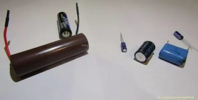 В чем разница между аккумулятором и конденсатором
