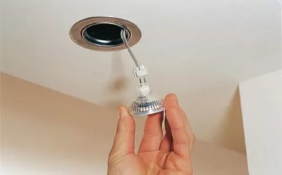 Как заменить светильники на натяжном потолке