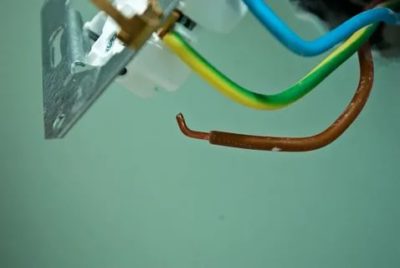 Какого цвета провода в розетке