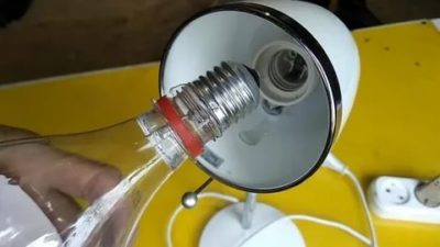 Как достать цоколь лампочки из патрона